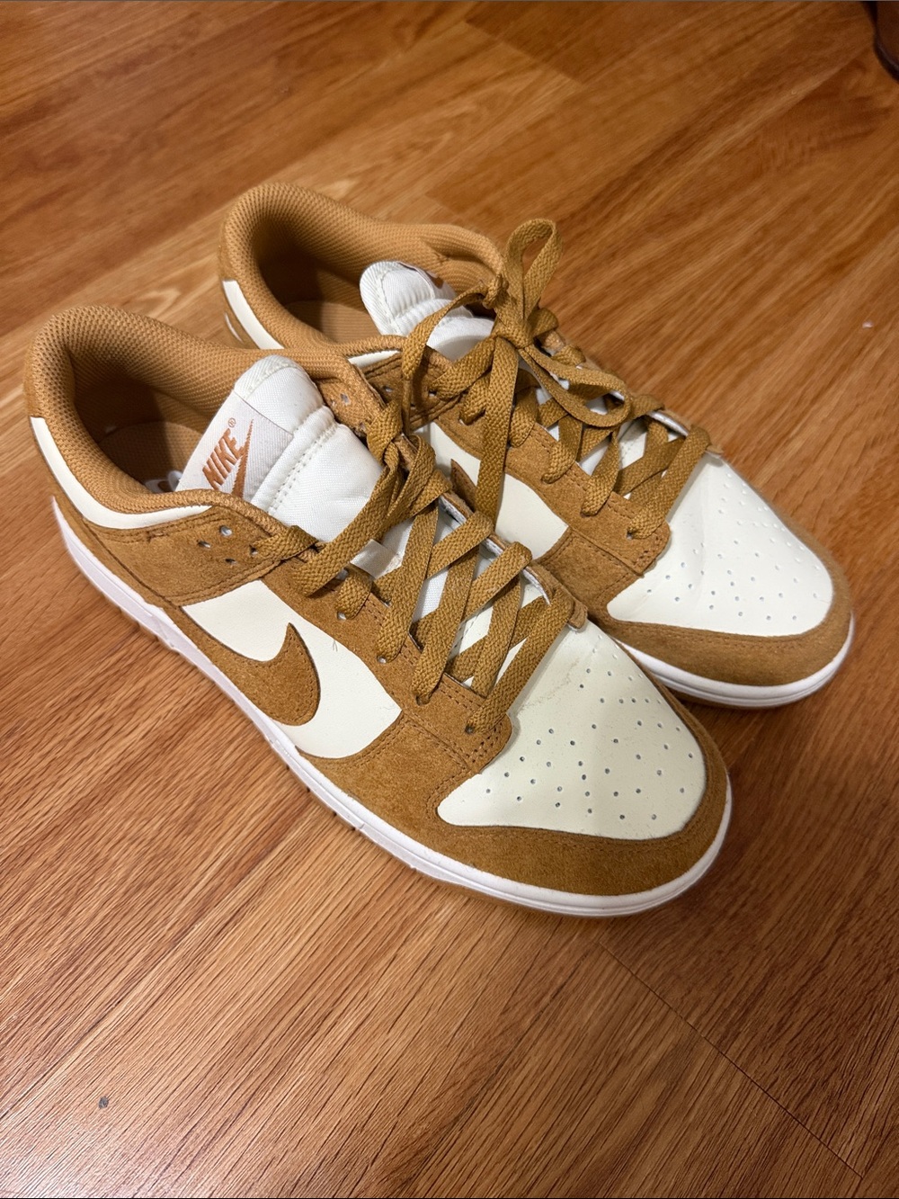 Nike Women Low-Top Sneakers in Wheat and White Size 10 great condition minorwear